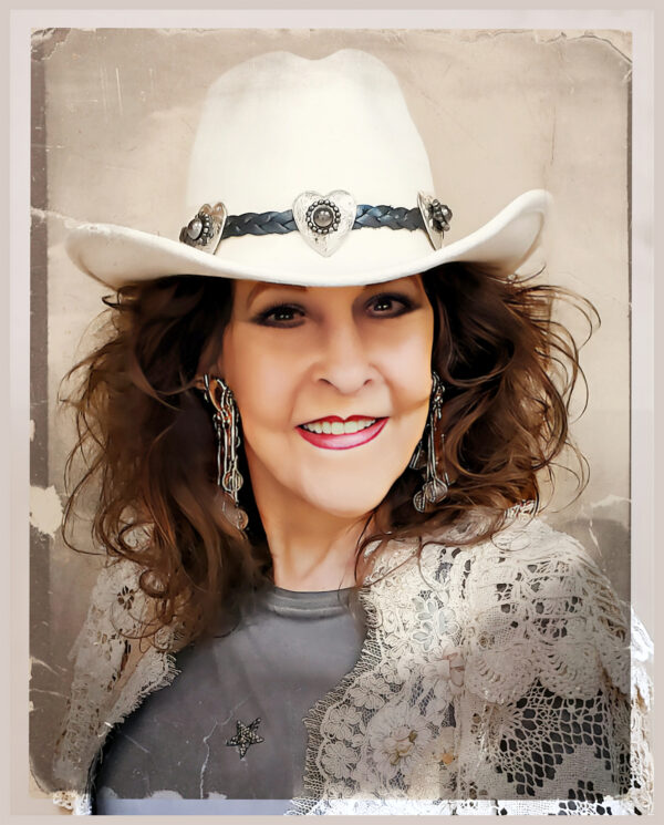 8" x 10" Photograph of Donna Fargo (white hat/lace top)